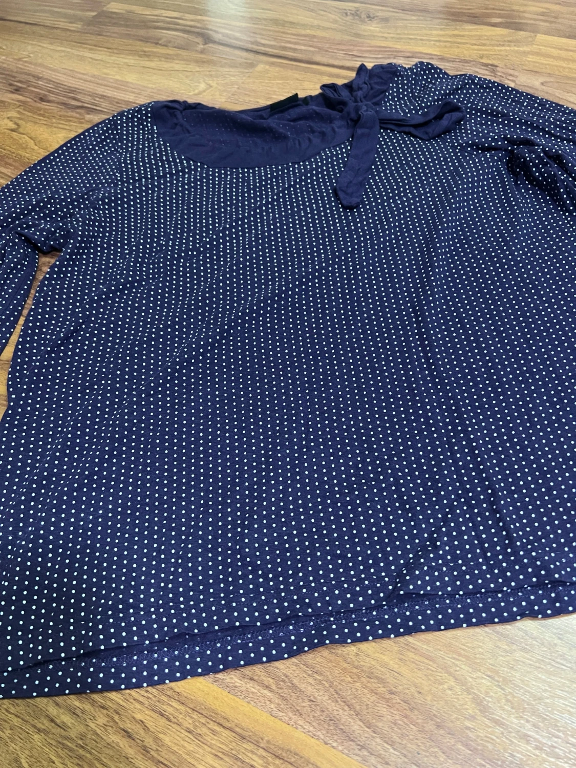 Mörkblå prickig blus med knyt från Isolde - 2