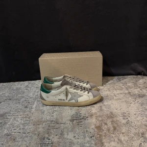 Golden Goose skor - Hej, säljer dessa golden goose superstar skor | Storlek: 40 | Passar: 41 | Skick: Väldigt bra | Kommer med Box | Tveka inte att höra av dig vid frågor eller funderingar😊
