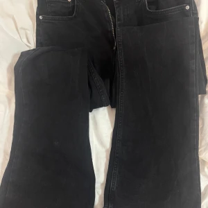 Svarta jeans från g perfect jeans, strl 36 - Svarta jeans från g perfect jeans i storlek 36. Klassisk femficksmodell med dragkedja och raka ben. Jeansen har en enkel och stilren look, perfekta för dig som gillar en mörk och clean vibe. Materialet är jeans och passformen är normal.