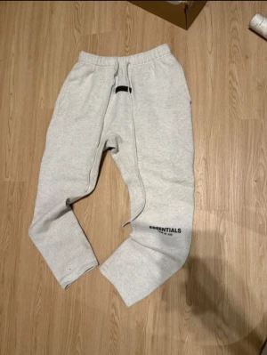  Essentials Fear of God . PANTS - Tyvärr för små…  Priser kan diskuteras.