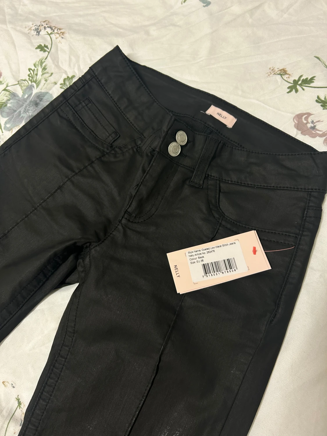Svarta bootcut jeans från Nelly, strl 36