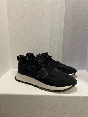 Philippe model  - Philippe model trainers i nyskick, i princip oanvända! Box eller dustbag ingår tyvärr inte. Hör av dig vid frågor!