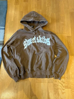 Brun Sweet Skateboards hoodie - Säljer min bruna sweet skateboards hoodie köpt från junkyard. Hoodien har en riktig nice boxy fit där den slutar precis vid midjan för en nice street look. 
