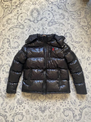 Polo Ralph Lauren puffer  - Säljer en Ralph lauren puffer med gläns. Storlek M. Aldrig använd. Väldigt snygg och varm till vintern. Kan frakta eller mötas upp i Stockholm. Postar inom 24 timmar.