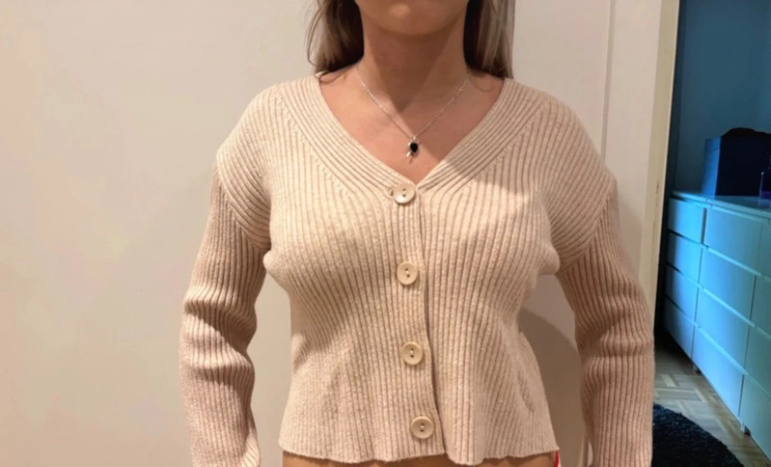 Beige ribbad kofta med knappar - 1