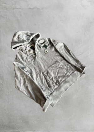 Vintage Abercrombie & Fitch Hoodie🗽 - Säljer en tvärfet vintage hoodie från Abercrombie & Fitch i storlek L som sitter som en M. Hoodien är i bra skick! Skickas nytvättad och fraktar direkt!