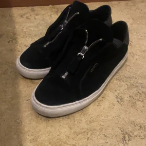 Alex Arigato Clean 90 zip (KOM MED ETT BUD) - Säljer mina Alex arigato clean 90 zip då de inte kommit till användning eftersom jag var utomlands för ett tag och de blev för små. Box o allt finns. Kan diskutera pris vid snabb affär!👍