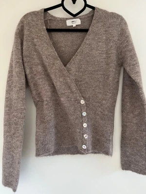 Omlottkofta  - Säljer en super fin omlottkofta, aldrig använd så är som ny!