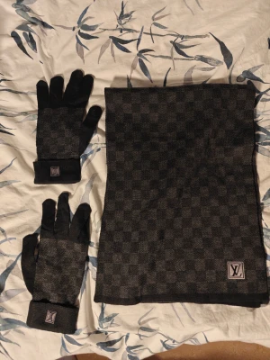 Halsduk & handskar set - Säljer ett set med halsduk och handskar. Helt nya