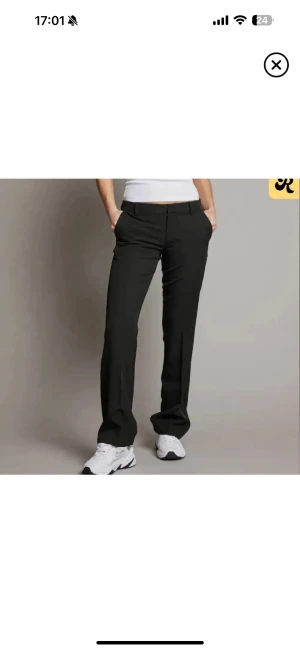 Svarta kostymbyxor med bootcut - Snygga svarta kostymbyxor med bootcut-snitt och normal passform. Perfekt för dig som gillar stilrena och tidlösa plagg. Modellen Vera, alltså low waist. Sltingingar nertill, fråga om bilder.