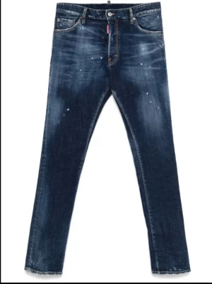 Blå DSQUARED2 jeans med färgstänk - Säljer ett par blå jeans från DSQUARED2 med coola färgstänk och slitningar.  Storlek 50 passar mig som är 185 och väger 78 men lite stora vid midjan