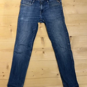 Replay Anbass jeans blå, storlek 29/30 - Tjena! Säljer mina snygga Replay Anbass jeans i klassisk blå tvätt, tillverkade av ekologisk bomull. Passar dig som gillar stilrena och bekväma jeans med modern passform som är trendiga just nu. Skick: 8/10. Nypris: 1200 kr. Bara att ställa frågor om det är något!😊 Priset är inte hugget i sten!😀 mvh