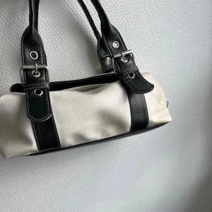 Vintage - Vintage väska med spännen🦢 finns nån missfärgning och dragkedjan behöver fixas med nya drag🦢