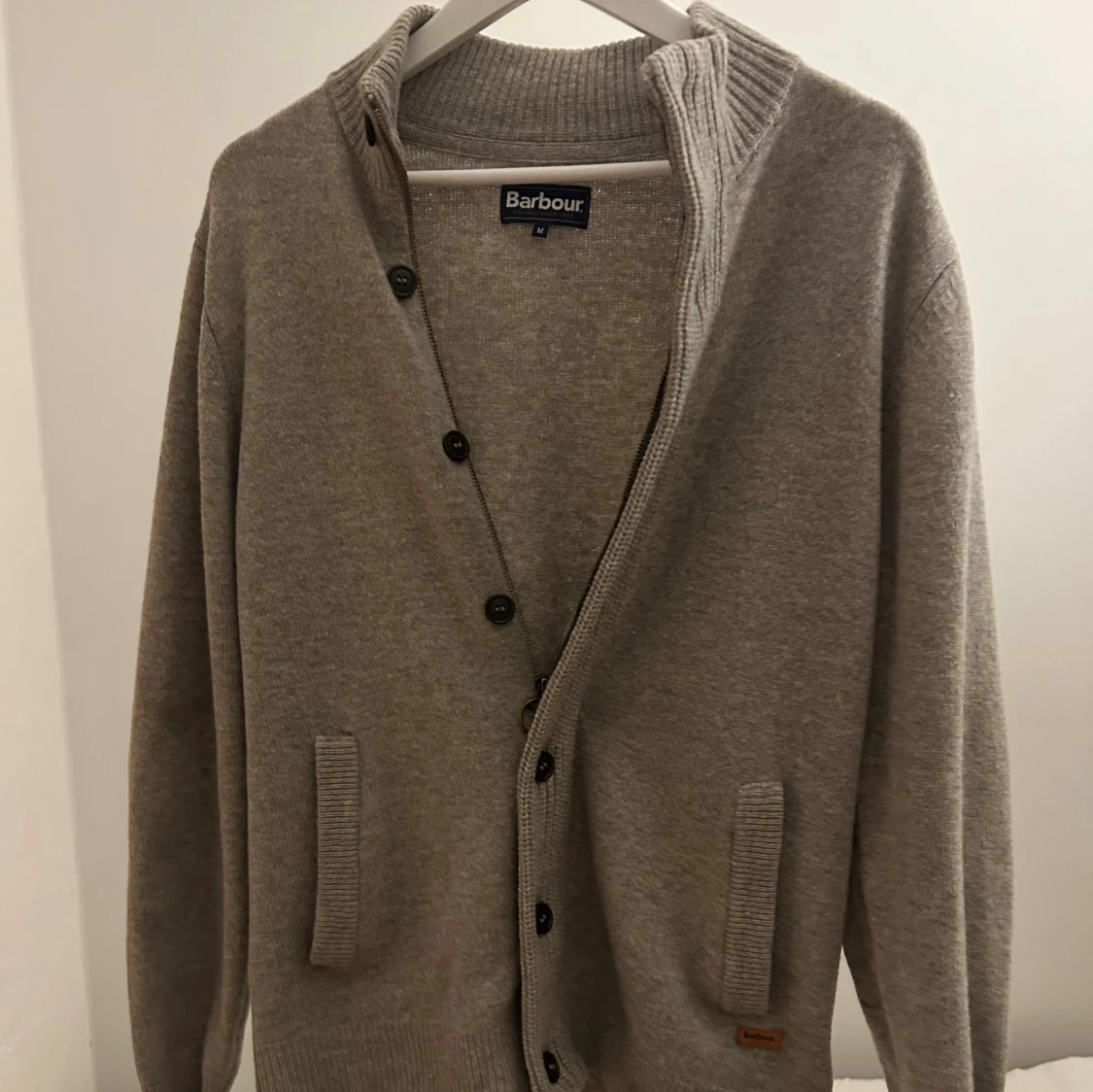 Beige kofta från Barbour med mockadetaljer - 1