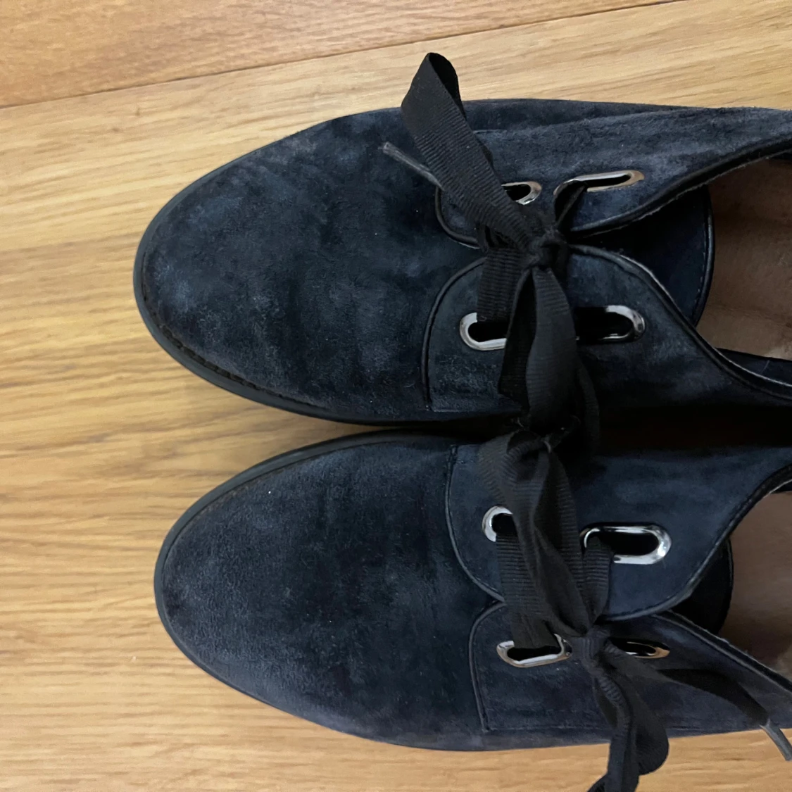 Mörkblå mocka sneakers med snörning