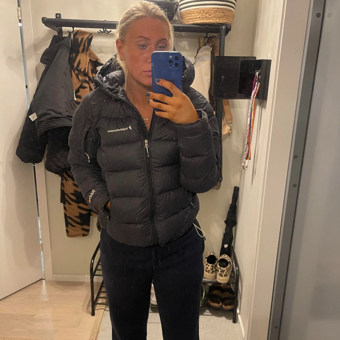 Svart pufferjacka från Peak Performance