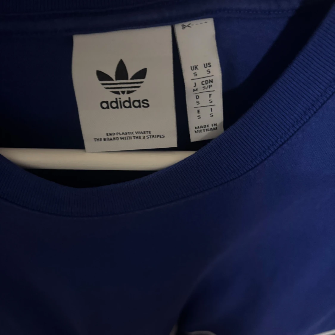 Blå Adidas t-shirt med vita linjer - 2