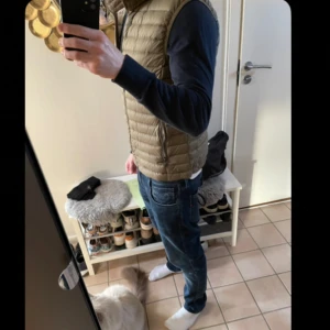 Colmar väst Olive Green - I princip helt ny då jag endast använt den runt 4 gånger. Nyskick, inga skador, inga missfärgningar osv. Storlek L men sitter som M. Är 180 lång.