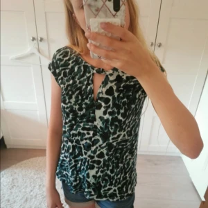 Blå/Grön Blus Alice Bizous  - Jättefin blå/grön Blus från Alice Bizous i mycket fint skick i storlek XS. Ny pris: 500kr