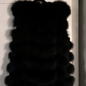 Pälsväst - Pälväst från Esther. Mjuk och skön. Knappt använd, jättefint skick. Storlek S. 