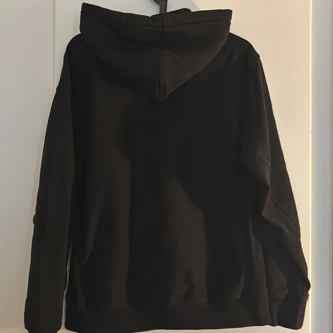 Svart hoodie från Carhartt - 1