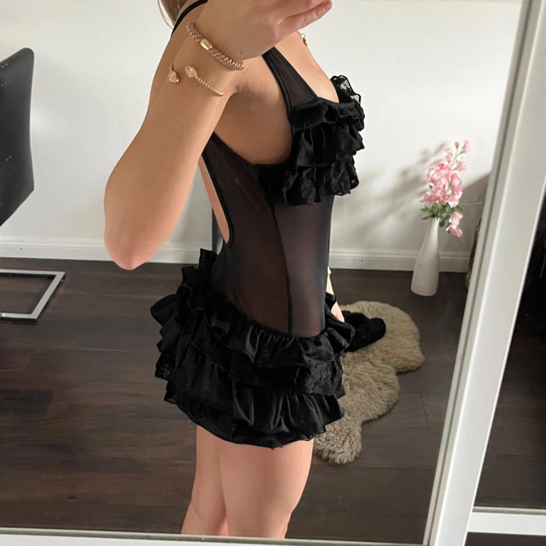 Svart volangklänning med öppen rygg - 1