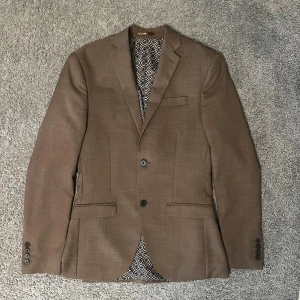 Brun Kavaj - Tja säljer nu en brun kavaj i storlek S för endast 699kr! Pris är ej hugget i sten, hör av er i dm vid funderingar 🙌