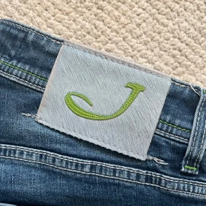Jacob cohën jeans style 622 - Mått A: 41 cm. B: 105 cm. Storlek W34- passar w32. Modellen är 180 cm och 75 kg. Inga större defekter! Kom med frågor ☺️style 622! 