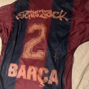Travis Scott Nike FC Barcelona Size M Retro Home Jersey Cactus Jack Storlek M - Säljer denna Barcelona-tröja, ny och oanvänd, jag kommer att resa nästa vecka så kan bara skicka denna vecka fram till måndag 😎;D  Storlek är M,  passar som M, oversized S, eller oversized M.  Så om du är mellan S-L borde den passa beroende på stil.  Först till kvarn förstås ~ ‼️;) buda och skriv!!