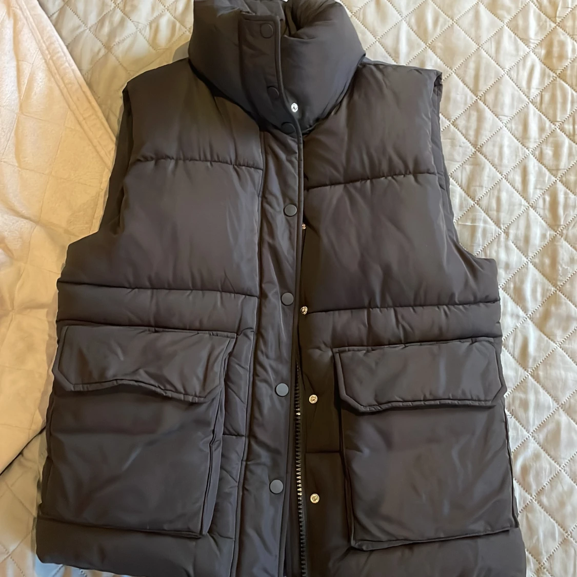 Svart dunväst från Pull&Bear XS