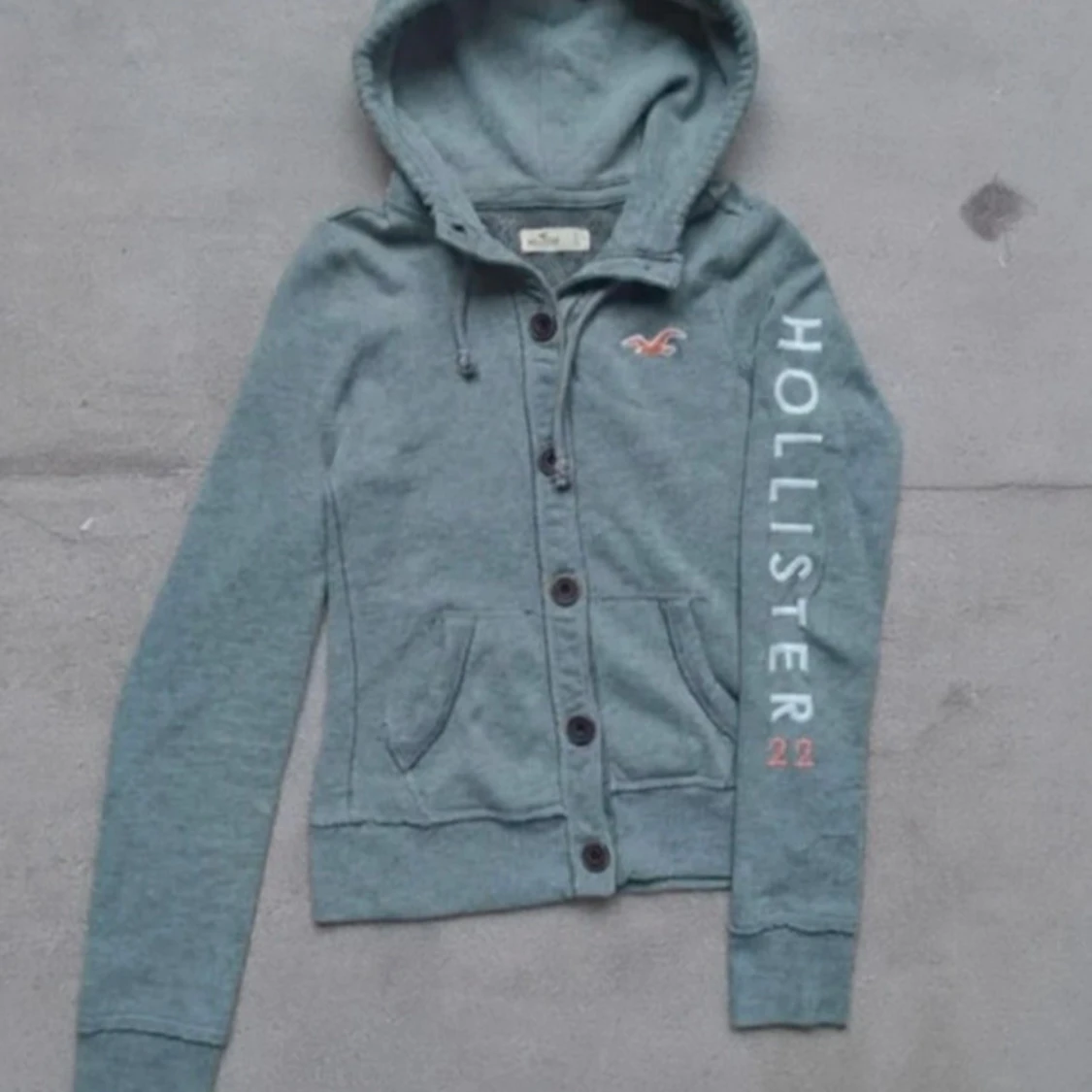 Grå hoodie från Hollister med knappar