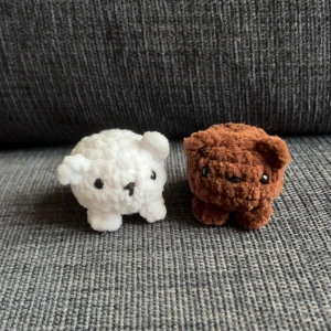 Virkad isbjörn och brunbjörn 🐻‍❄️🐻 - Söta handgjorda björnar! Ca 5x6 cm. Går super att beställa större/mindre eller i andra färger.            40kr/st 🫰🏼