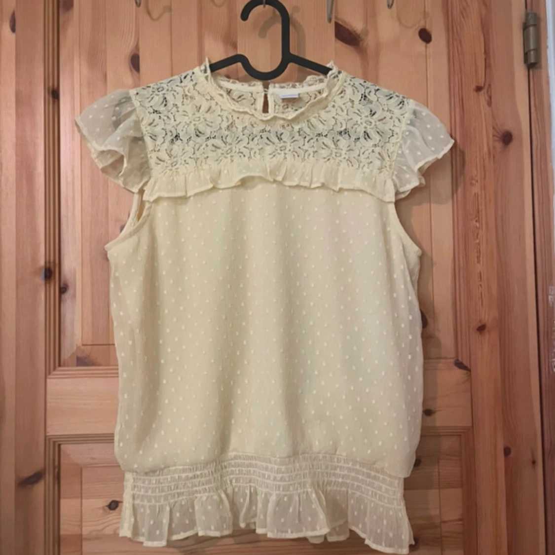 Söt ljusgul blus med spets och volang