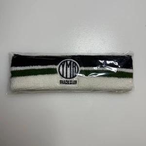 Hårband - YMR Track Club - Snyggt och sportigt pannband från Track Club i svart, vitt och grönt. Broderad logga framtill och klassisk design. Perfekt accessoar för träning eller när du vill hålla håret borta från ansiktet. Tillverkat i mjukt och stretchigt material