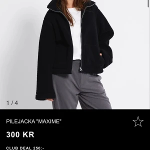 Svart teddyjacka lager 157 - Svart teddyjacka från lager 157. Köpte den i fel storlek och den är lite för stor. Skriv gärna till mig om du är intresserad på att köpa denn. 💗(har änvänt 2 gånger)