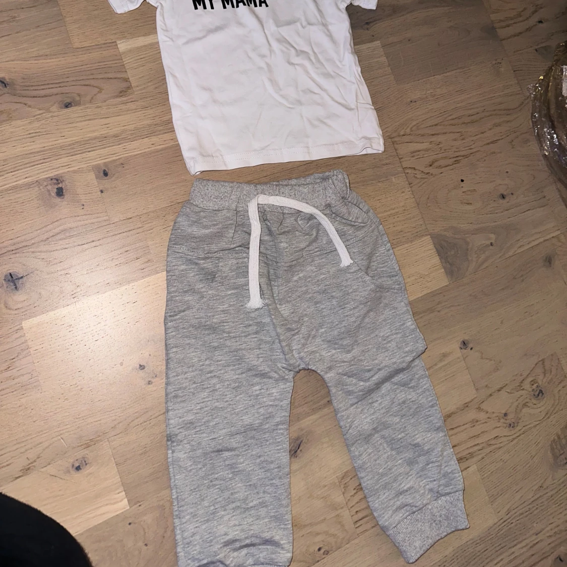 Grå mjukisbyxor med snörning Set med T-shirt och Byxor - 1