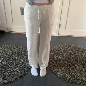 Vita Linnebyxor - (LÅNADE BILDER) Snygga vita linnebyxor men elastisk midja och snörning. Byxorna är i nytt skick, dvs inga fläckar eller annat. Vet inte storleken men skulle säga att de är storlek S, för långa för mig som är 160💕 (Aldrig använda)