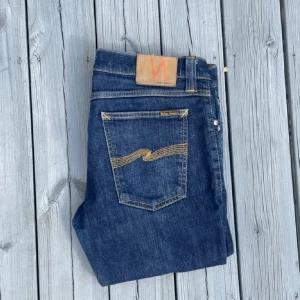 Nudie Jeans - Snygga, stilrena å fräscha jeans ifrån Nudie - Storlek: W33 L32 - Skick: 9.5/10 - Modell: Tight Long John - Mitt pris: 349kr - DM vid frågor och funderingar. 