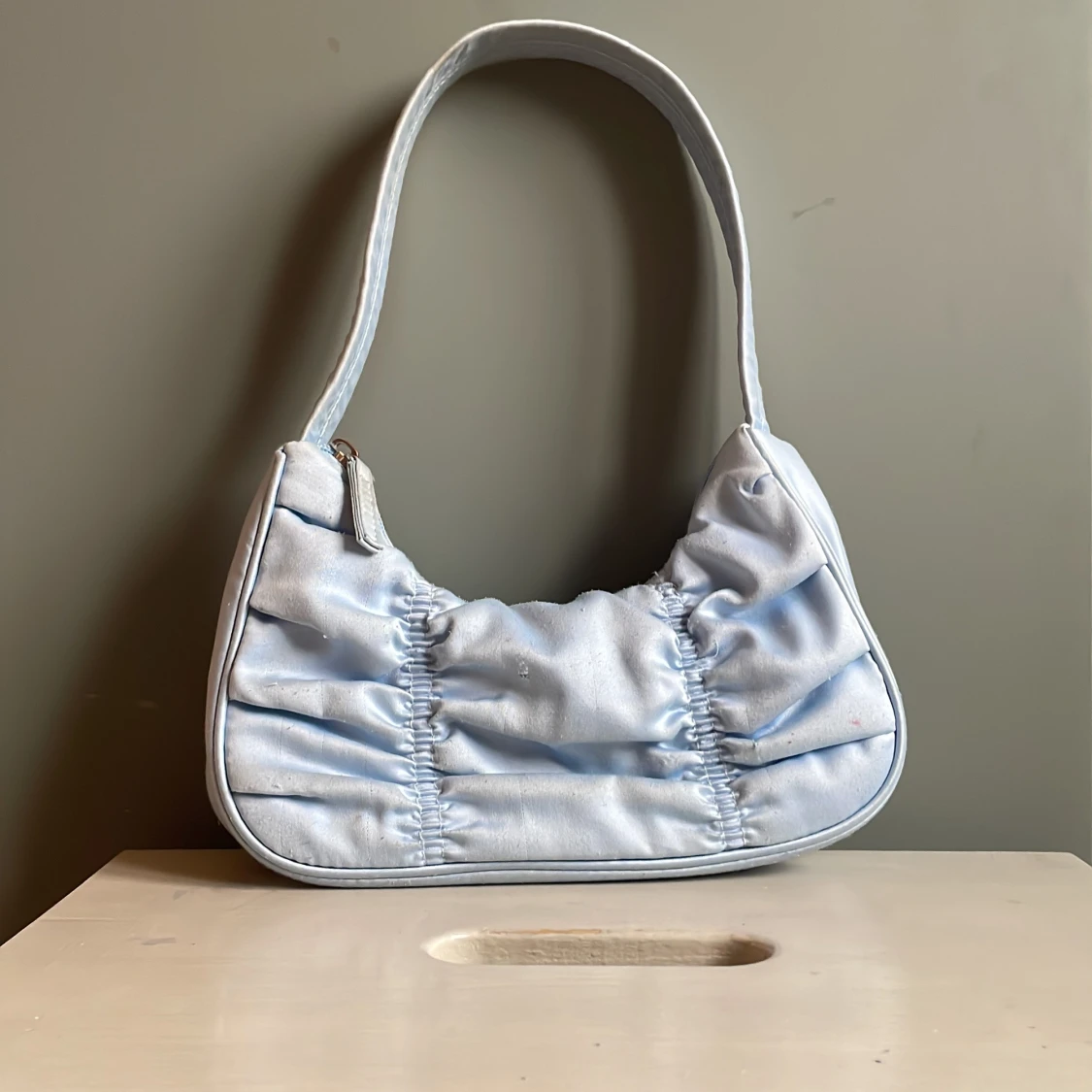 INTRESSEKOLL babyblå axelväska  - 1