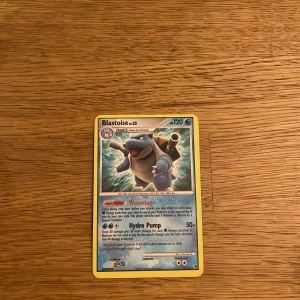 Pokémonkort: Blastoise & Noctowl - Två coola Pokémonkort: Blastoise med kraftfulla vattenattacker och Noctowl med nattliga förmågor. Perfekt för dig som vill boosta din samling eller spela med vänner! Samlarkort som passar både nybörjare och erfarna tränare.