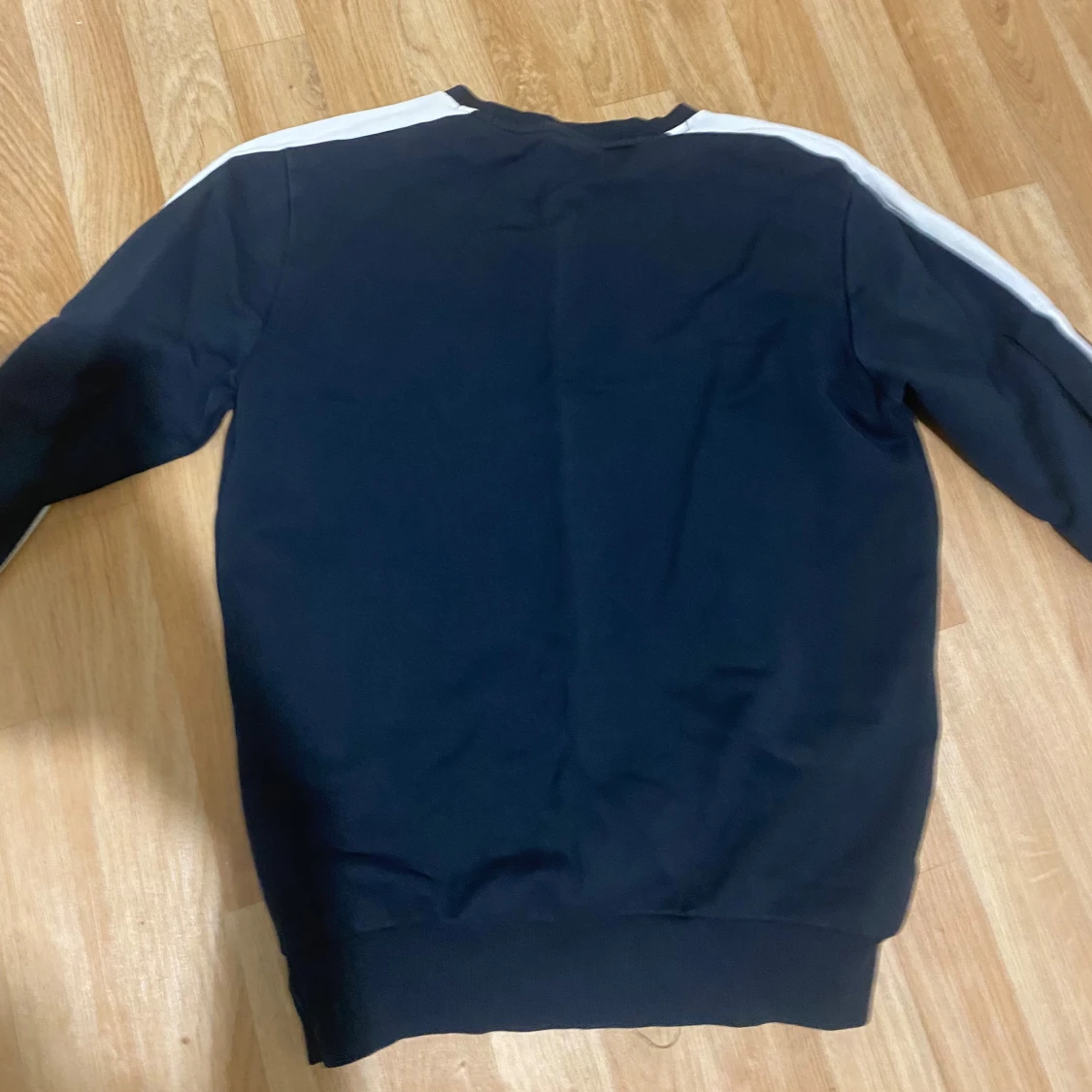 Svart sweatshirt från Puma med vita ränder - 2