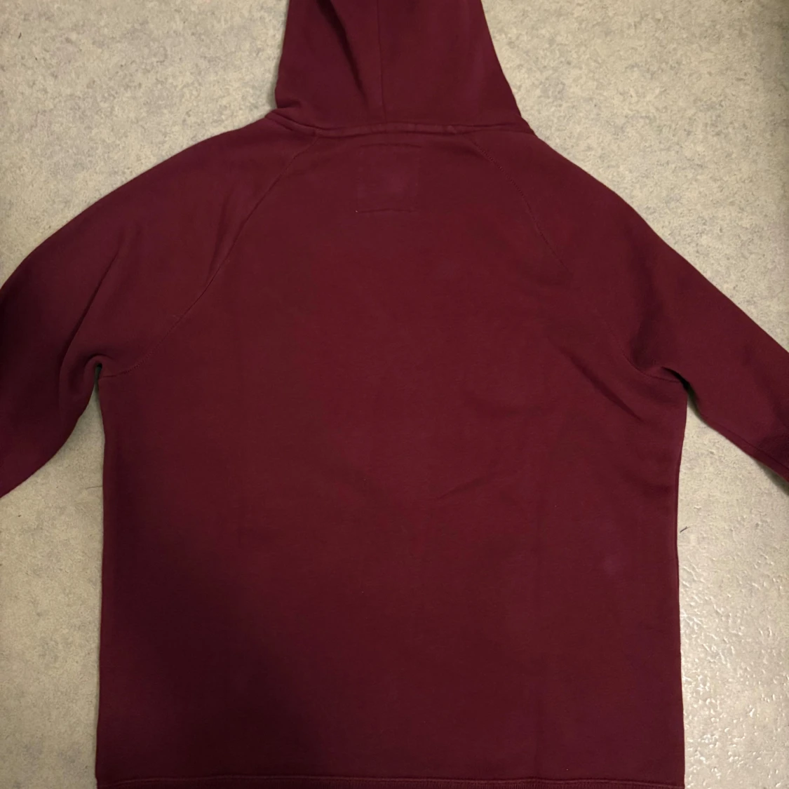 Vinröd hoodie från Hollister M - 1