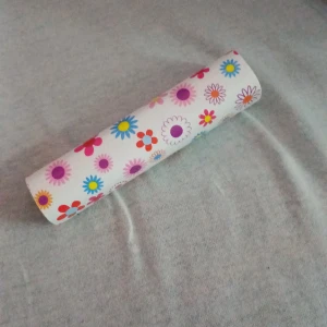 Portabel Powerbank 5V 2.1A Blommönster - Snygg powerbank med blommigt mönster, USB och micro-USB port (5V/2.1A). Batteriindikator med tre nivåer. Perfekt för laddning av mobil och surfplatta på språng. Fint skick, inga synliga defekter eller slitage.