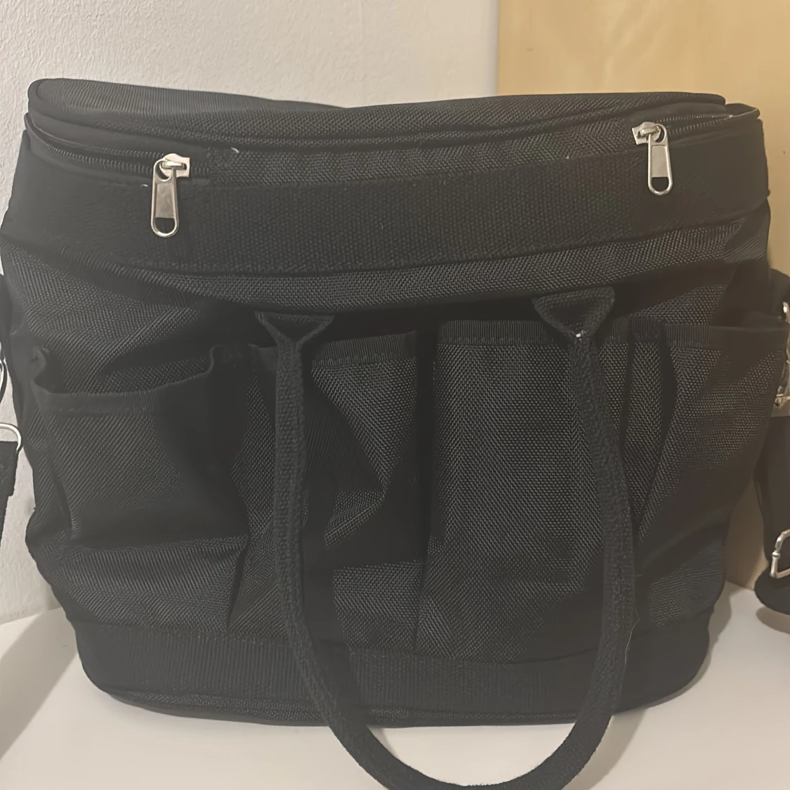 Svart kylväska med strassdetalj - 1