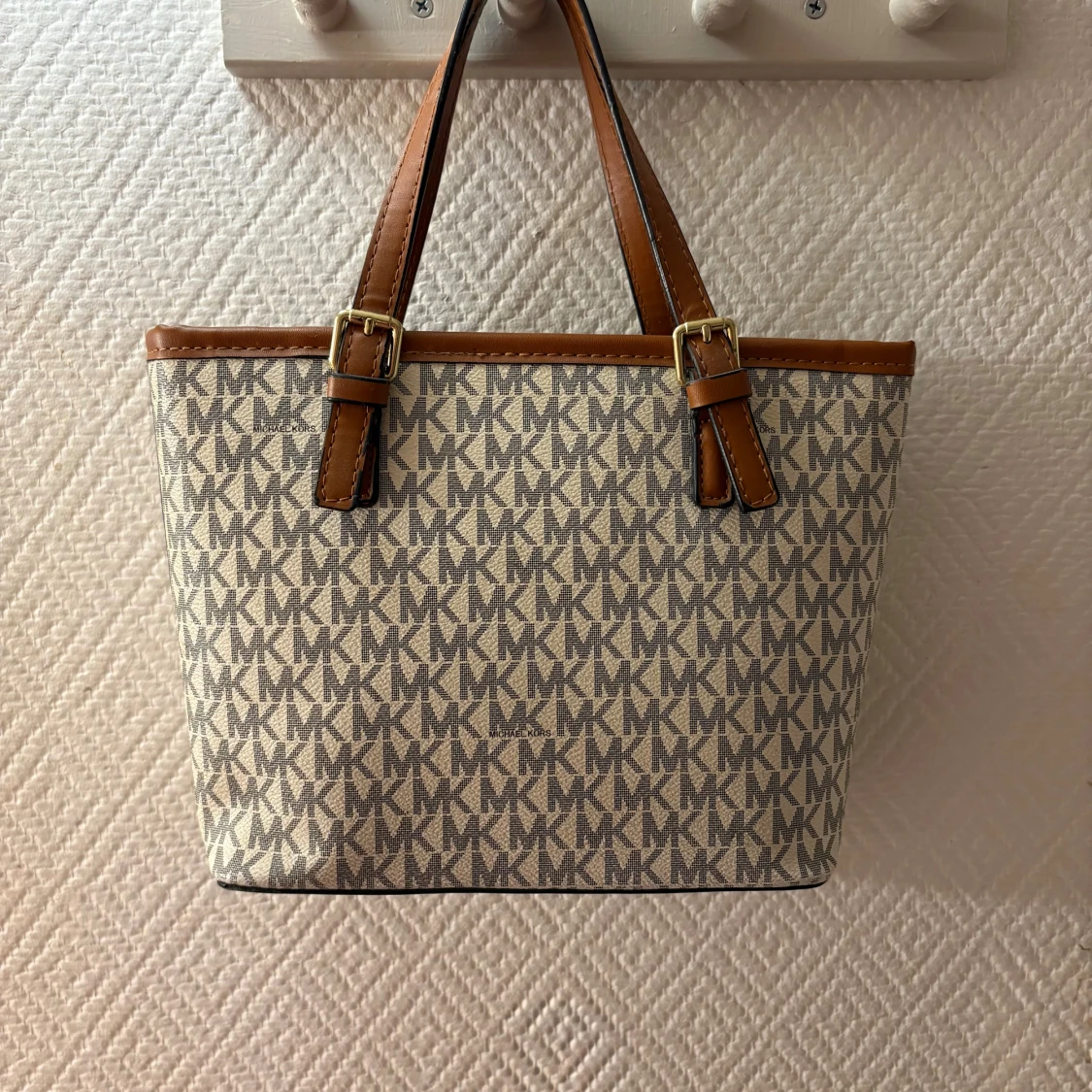Michael Kors beige handväska med logomönster - 2