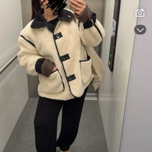 TeddyJacka - Otrolig teddyjacka med krage, samt mocca invändigt som gör att jackan verkligen behåller värmen. Säljer den endast pga platsbrist då jag älskar den i övrigt. Strl L men väldigt generös storlek så passar garanterat XL. Nypris 1149kr. 