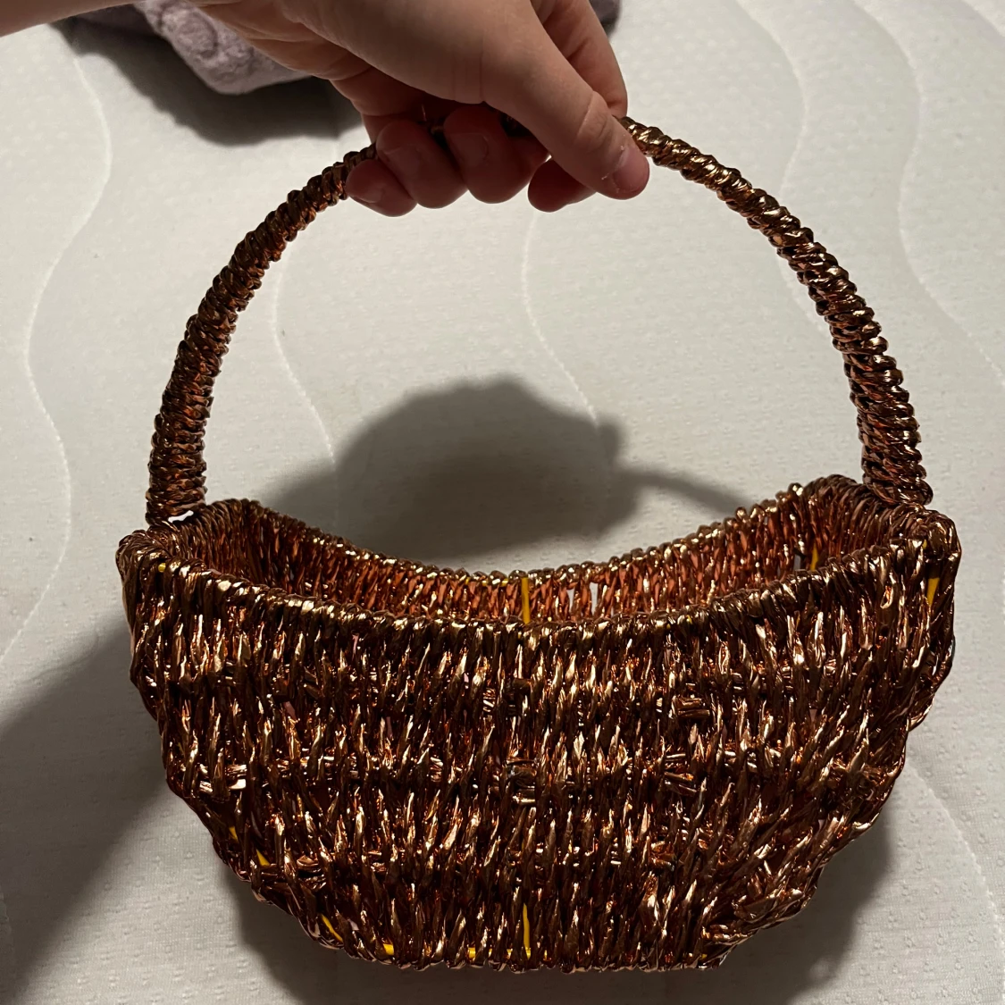 Glittrig handväska i kopparfärgad syntet