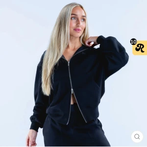 Dfyne tröja - Sjukt snygg zip up tröja från dfyne i modellen ”revive zip”. Tröjan är tyvärr på gränsen till för kort för mig och tvingas därför sälja. Endast använd en gång! Nypris ca 900🤍