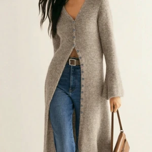 Beige stickad långklänning med knappar - Oanvänd kofta klänning i storlek L men funkar bra som M. Köpte den från primark.  Perfekt för dig som gillar chill och stilren look med en touch av cozy vibes.