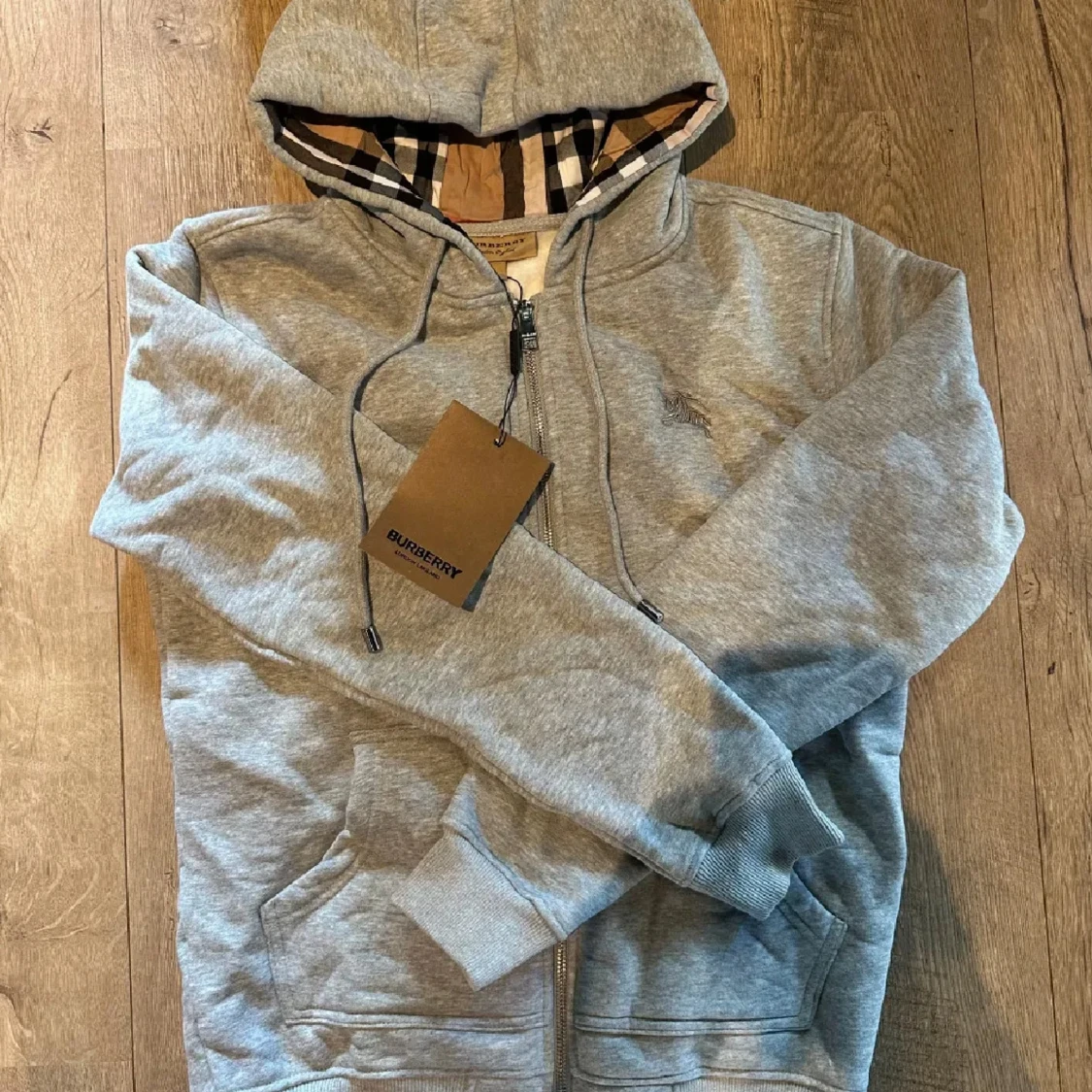 Grå hoodie från Burberry med dragkedja